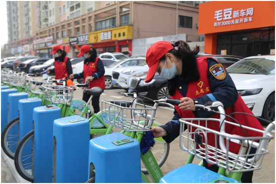 青年志愿者在服务