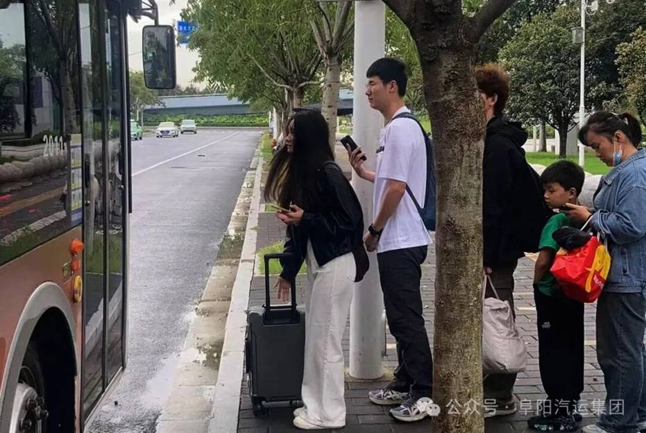 学生乘客返校时 温情服务保畅通 || bv伟德国际1946集团全力保障返程学生客流